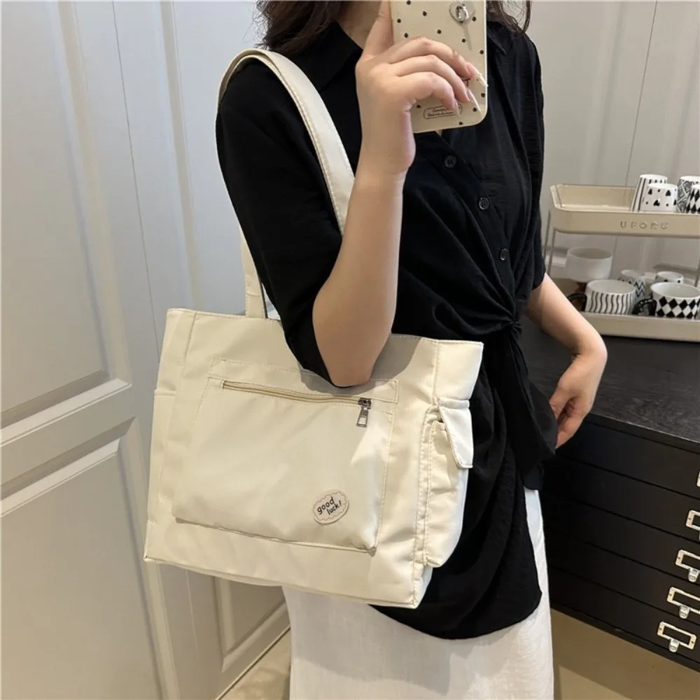 Простая корейская большая вместительная сумка, легкая универсальная женская сумка на плечо, повседневная однотонная студенческая сумка для поездок на работу
Простая корейская большая вместительная сумка, легкая универсальная женская сумка на плечо, повседневная однотонная студенческая сумка для поездок на работу
