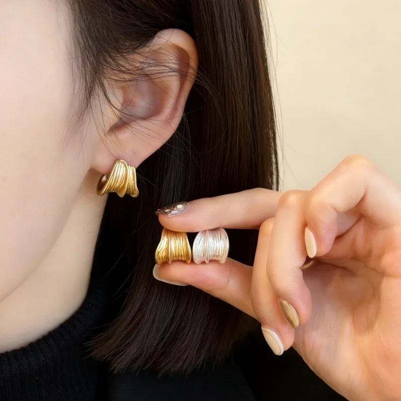 Vintage Metallic C Hoop Earrings Women Unique Design Textured Gold Silver Tone Studs Fashion Basic Jewelry Elegant Comfortable
Vintage Metallic C Hoop Earrings Women Unique Design Textured Gold Silver Tone Studs Fashion Basic Jewelry Elegant Comfortable