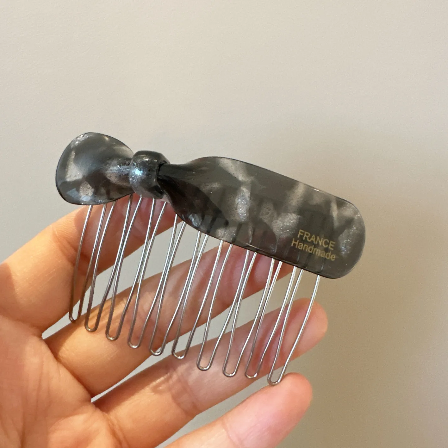 Reverse Hair Comb Acetate Bow Design Golden Shimmer Tortoise Pattern Invisible Pin for Women Daily Hair Fix Portable
Reverse Hair Comb Acetate Bow Design Golden Shimmer Tortoise Pattern Invisible Pin for Women Daily Hair Fix Portable