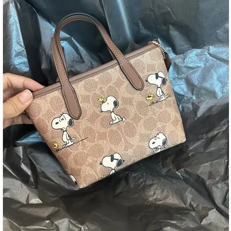 2026 New Kawaii Snoopy Mini Handbag Cartoon Portable Change Makeup Storage Bag Couple Creative Festival Gift
2026 New Kawaii Snoopy Mini Handbag Cartoon Portable Change Makeup Storage Bag Couple Creative Festival Gift