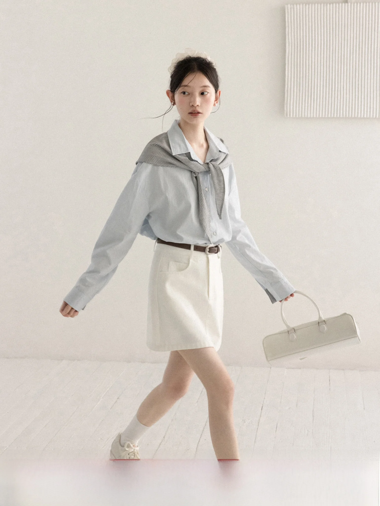 Синяя полосатая рубашка с воротником-стойкой для женщин, повседневная, из смесового хлопка, для весеннего офисного стиля, приталенная, дышащая, с длинным рукавом
Синяя полосатая рубашка с воротником-стойкой для женщин, повседневная, из смесового хлопка, для весеннего офисного стиля, приталенная, дышащая, с длинным рукавом