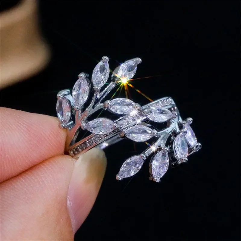 Fashionable Intertwined Leaves Women's Ring Creative Personality Elegant and Exquisite Rhinestones Light Luxury Jewelry
Fashionable Intertwined Leaves Women's Ring Creative Personality Elegant and Exquisite Rhinestones Light Luxury Jewelry