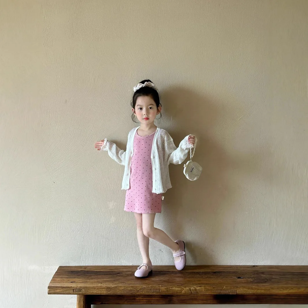 2025 Summer New Korean Version of Girls' Dress Polka Dot Sleeveless Vest Skirt Foreign Style Dress Knitted Sunscreen Clothing
2025 Summer New Korean Version of Girls' Dress Polka Dot Sleeveless Vest Skirt Foreign Style Dress Knitted Sunscreen Clothing