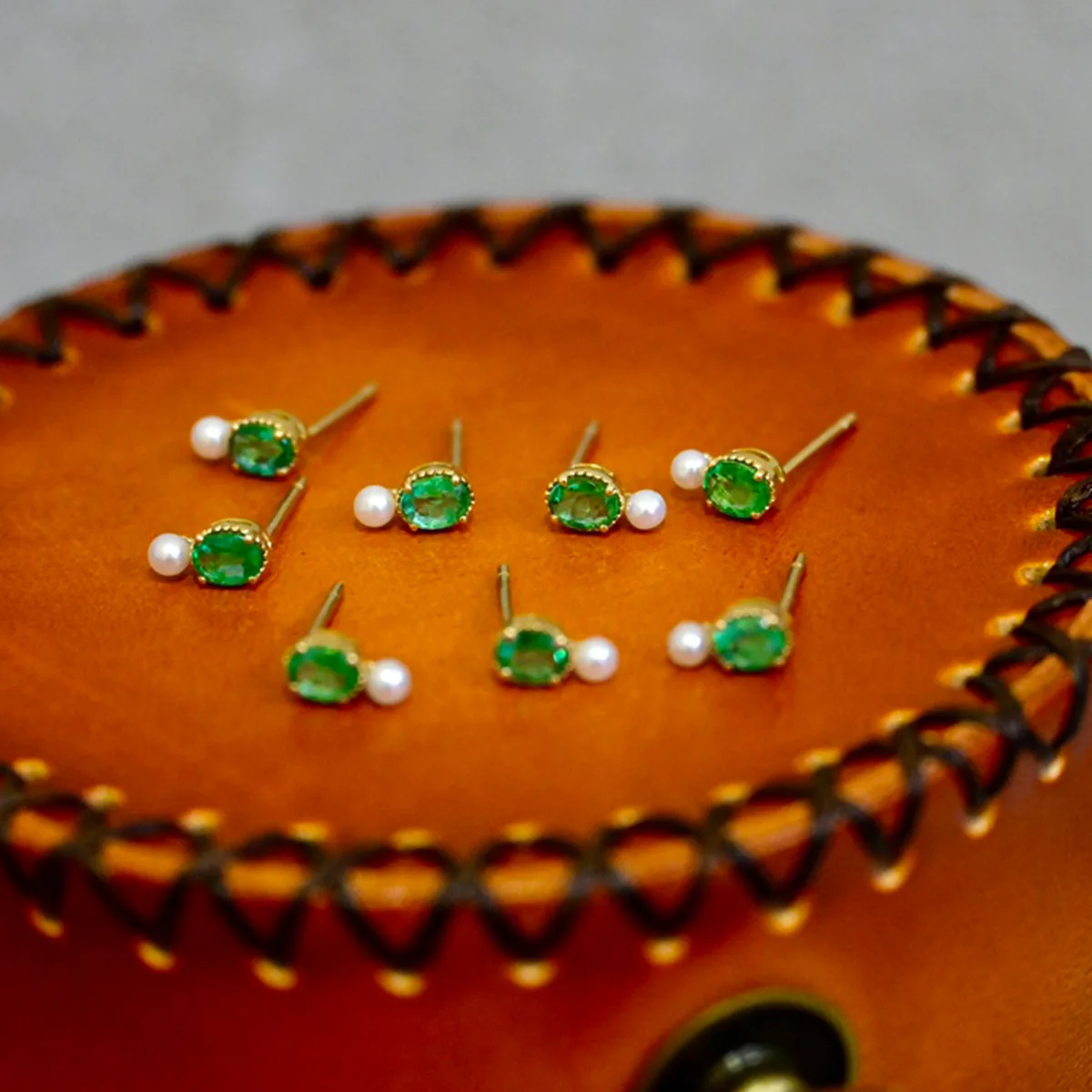 Elegant 925 Silver Vivid Green Natural Emerald Natural Pearl Ear Stud For Women Stackable Huggie Tiny Drop Earrings Ins Jewelry 
Elegant 925 Silver Vivid Green Natural Emerald Natural Pearl Ear Stud For Women Stackable Huggie Tiny Drop Earrings Ins Jewelry