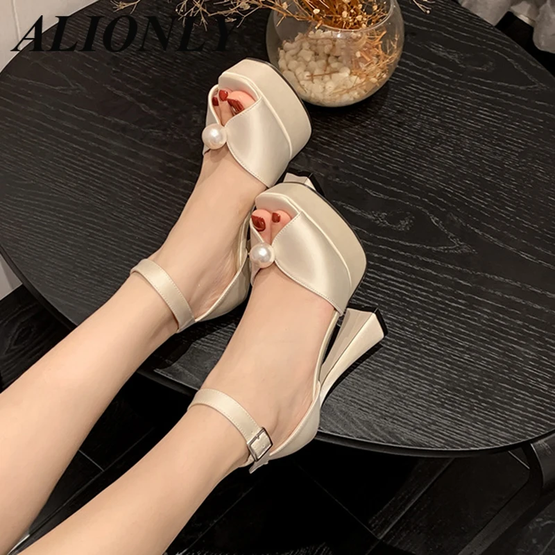 Alionly 2026 New Sexy 13.5CM Super High Heels Platform Sandals Women Summer Fashion White Pearl Peep Shoes Zapatos Mujer
Alionly 2026 New Sexy 13.5CM Super High Heels Platform Sandals Women Summer Fashion White Pearl Peep Shoes Zapatos Mujer