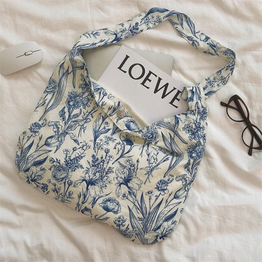 Retro New Chinese Blue And White Porcelain Flower Bag Underarm Crossbody Summer Thin Cotton Cloth Bag Faionable Canvas Bag
Retro New Chinese Blue And White Porcelain Flower Bag Underarm Crossbody Summer Thin Cotton Cloth Bag Faionable Canvas Bag