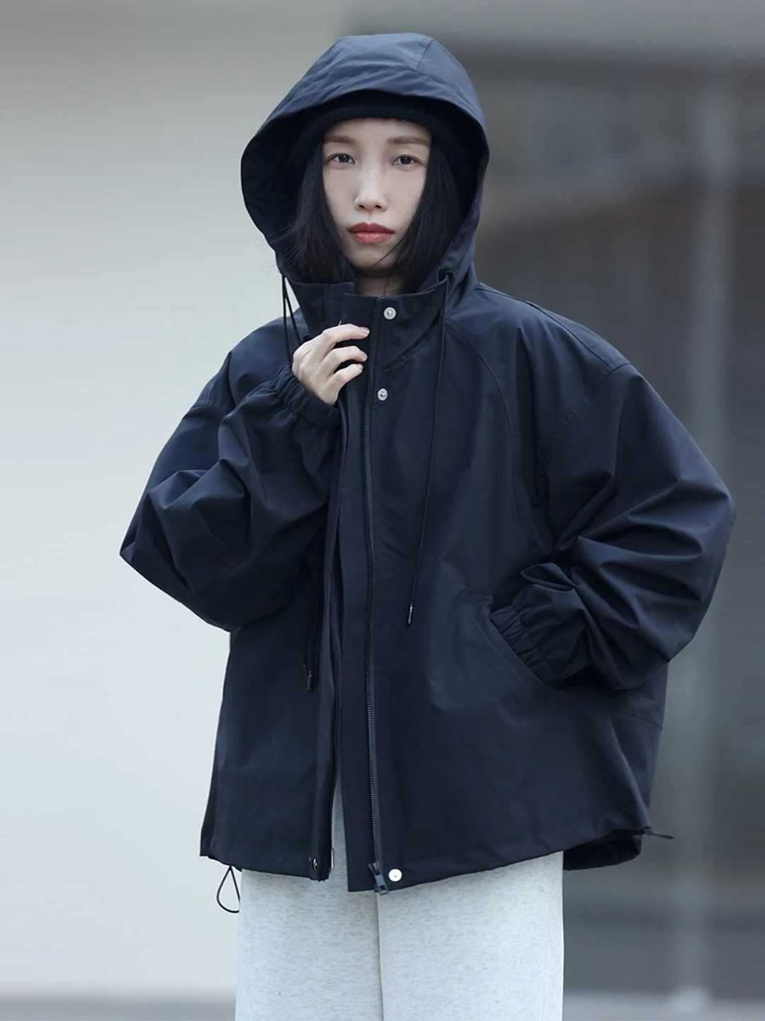 Свободная женская повседневная куртка-худи в спортивном стиле из смесовой ткани (полиэстер, хлопок) с утяжкой по низу
Свободная женская повседневная куртка-худи в спортивном стиле из смесовой ткани (полиэстер, хлопок) с утяжкой по низу