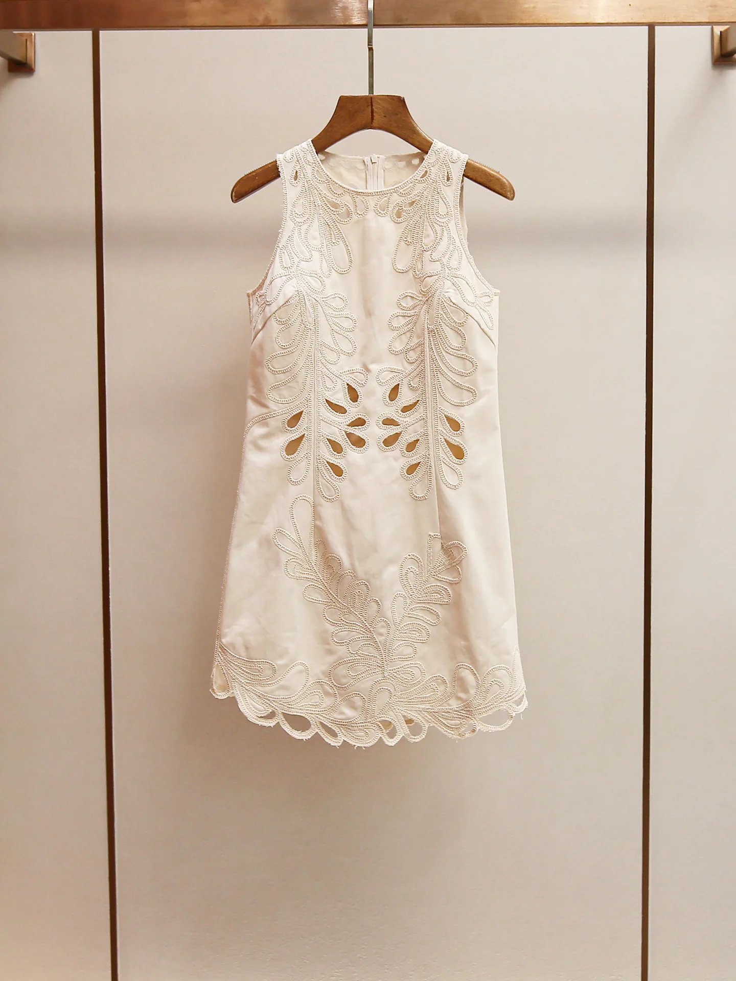 French style white sleeveless vest dress Korean elegant O-neck slim waist hollowed-out embroidered dress robe soiree kleid TRAF
French style white sleeveless vest dress Korean elegant O-neck slim waist hollowed-out embroidered dress robe soiree kleid TRAF
