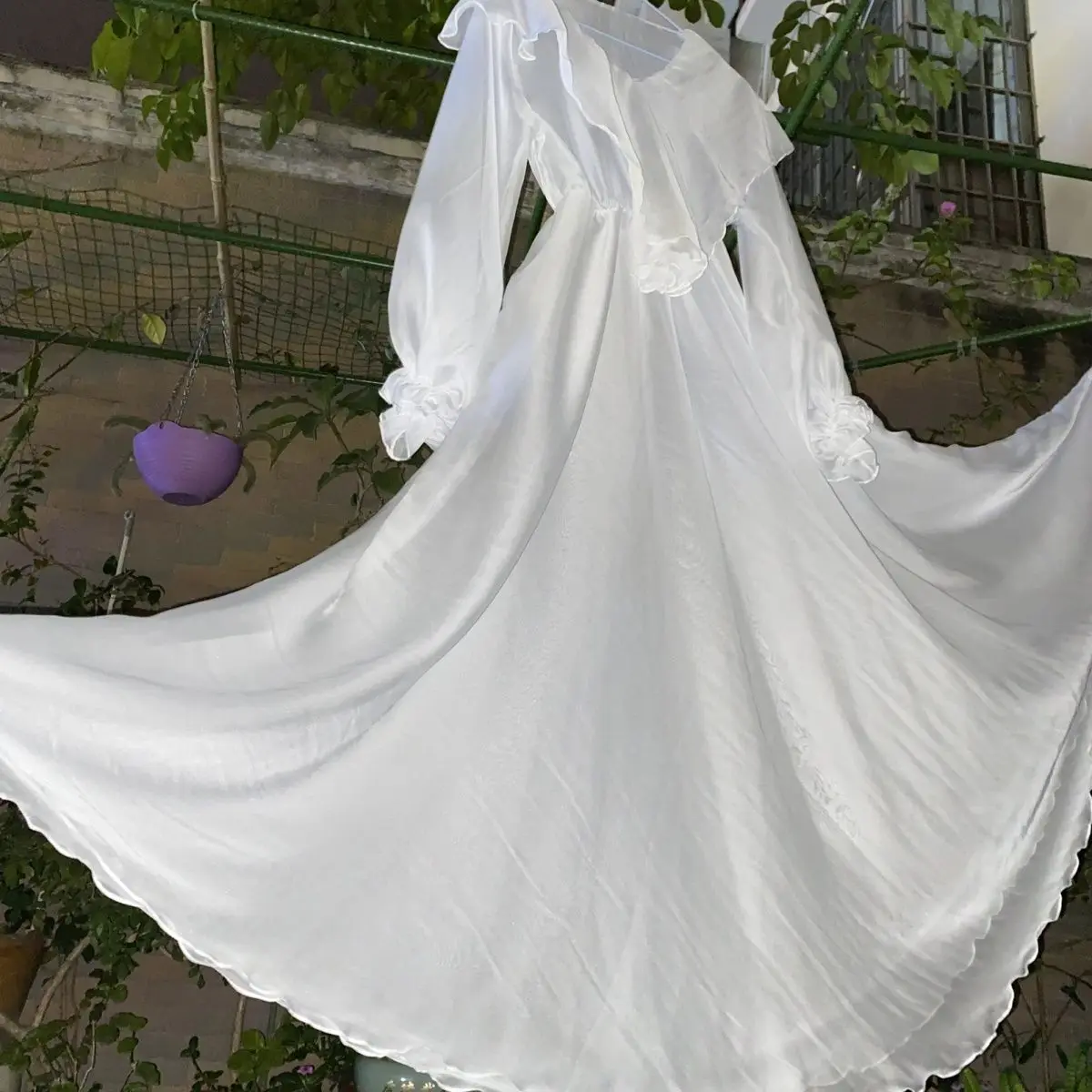 Glossy White Women Ruffles Satin Long Dress Loose Maxi Dress One-piece Elegant Dresses Sleeping Wear
Glossy White Women Ruffles Satin Long Dress Loose Maxi Dress One-piece Elegant Dresses Sleeping Wear