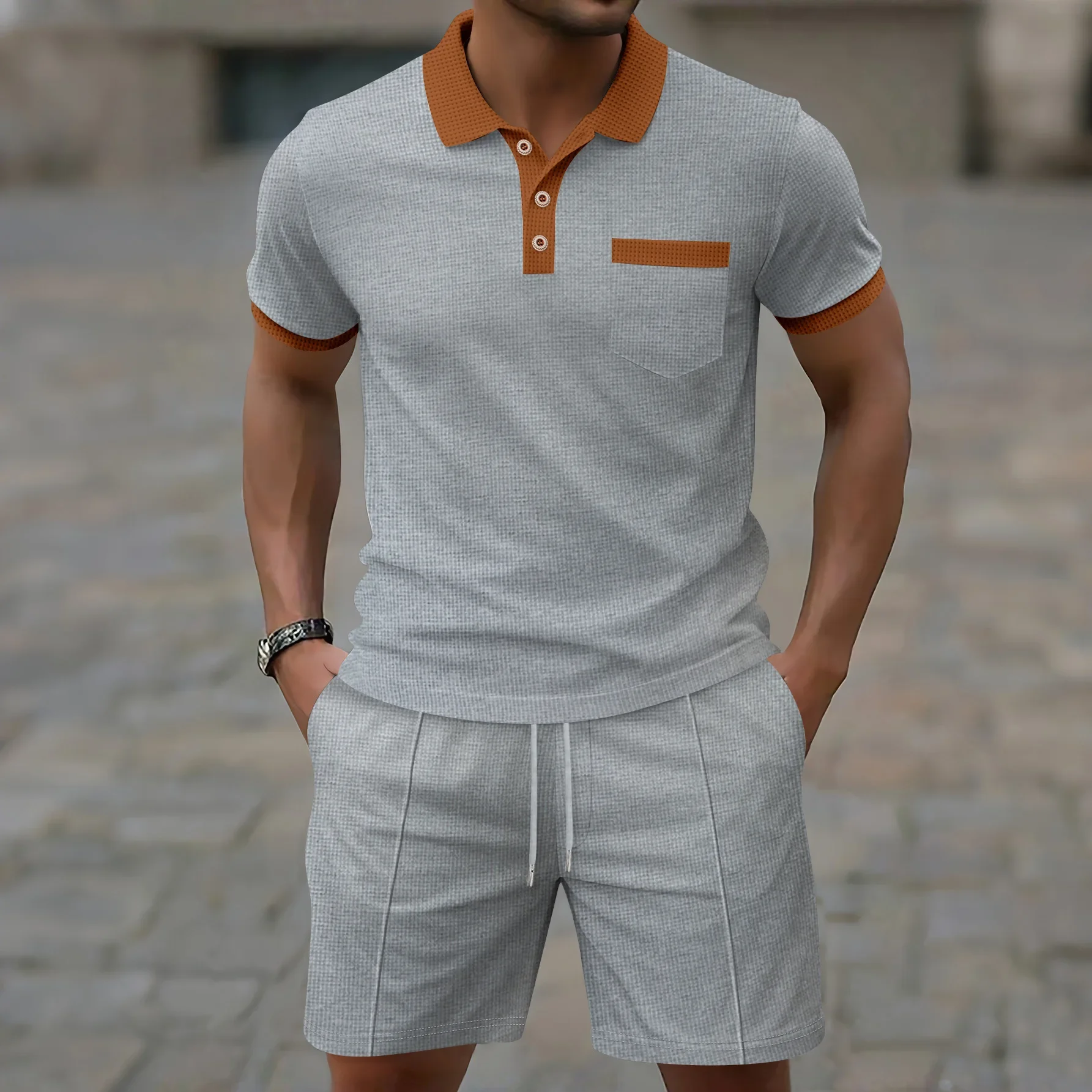 A brand-new crossover men's Waffle lapel T-shirt, colorful chest pocket, short-sleeved shirt and shorts set for the all-new summ
A brand-new crossover men's Waffle lapel T-shirt, colorful chest pocket, short-sleeved shirt and shorts set for the all-new summ