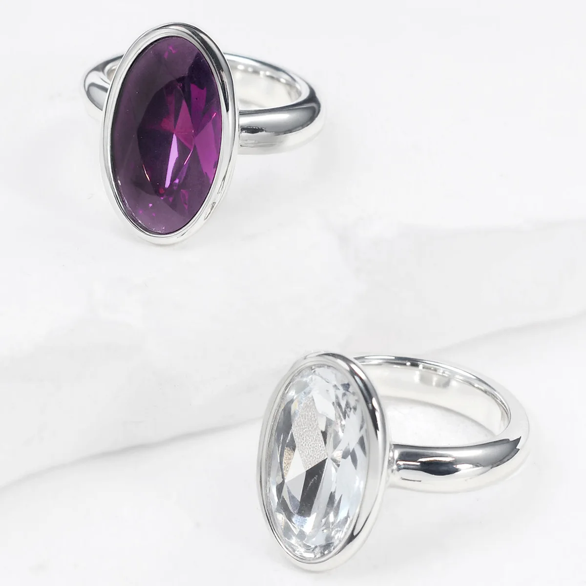 Oval crystal ring with a unique and exclusive feminine style
Oval crystal ring with a unique and exclusive feminine style