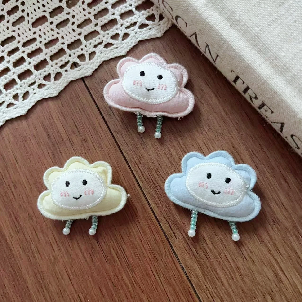 High Quality Soft Fabric Dopamine Cartoon Cloud Hair Clip Brooch Pin Cute Lightweight for Shoes Socks Bag Clothing Trim
High Quality Soft Fabric Dopamine Cartoon Cloud Hair Clip Brooch Pin Cute Lightweight for Shoes Socks Bag Clothing Trim