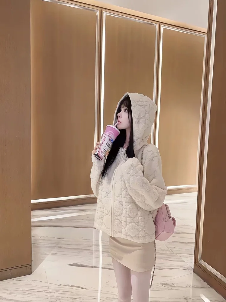 Seoul Sle ort Zipper Fce Knitted Hat Jaet Miss Rich Girl Knit Cardigan Top Winter Faion Ladies Premium Sweater
Seoul Sle ort Zipper Fce Knitted Hat Jaet Miss Rich Girl Knit Cardigan Top Winter Faion Ladies Premium Sweater