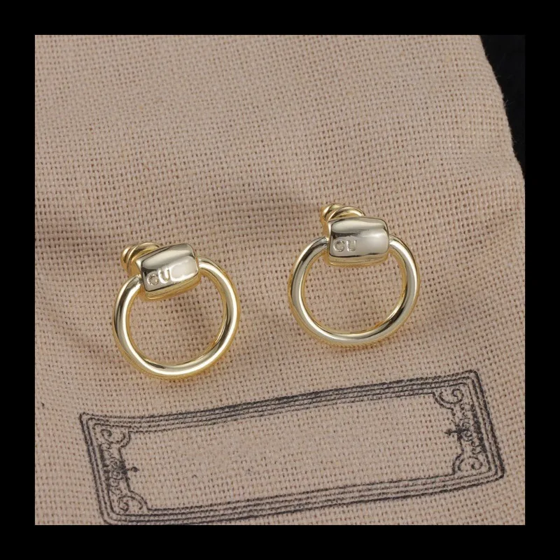 Женские серьги-гвоздики Gujia, новинка 2024, простые и универсальные круглые, высокая версия с буквами, модная универсальная серебряная игла
Женские серьги-гвоздики Gujia, новинка 2024, простые и универсальные круглые, высокая версия с буквами, модная универсальная серебряная игла