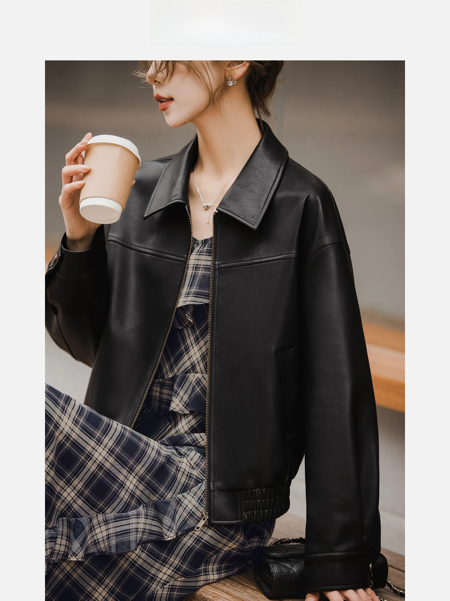 Черная куртка из искусственной кожи, свободного кроя, женская, весна 2026, модная новинка, с вышивкой Manchester City, на молнии
Черная куртка из искусственной кожи, свободного кроя, женская, весна 2026, модная новинка, с вышивкой Manchester City, на молнии