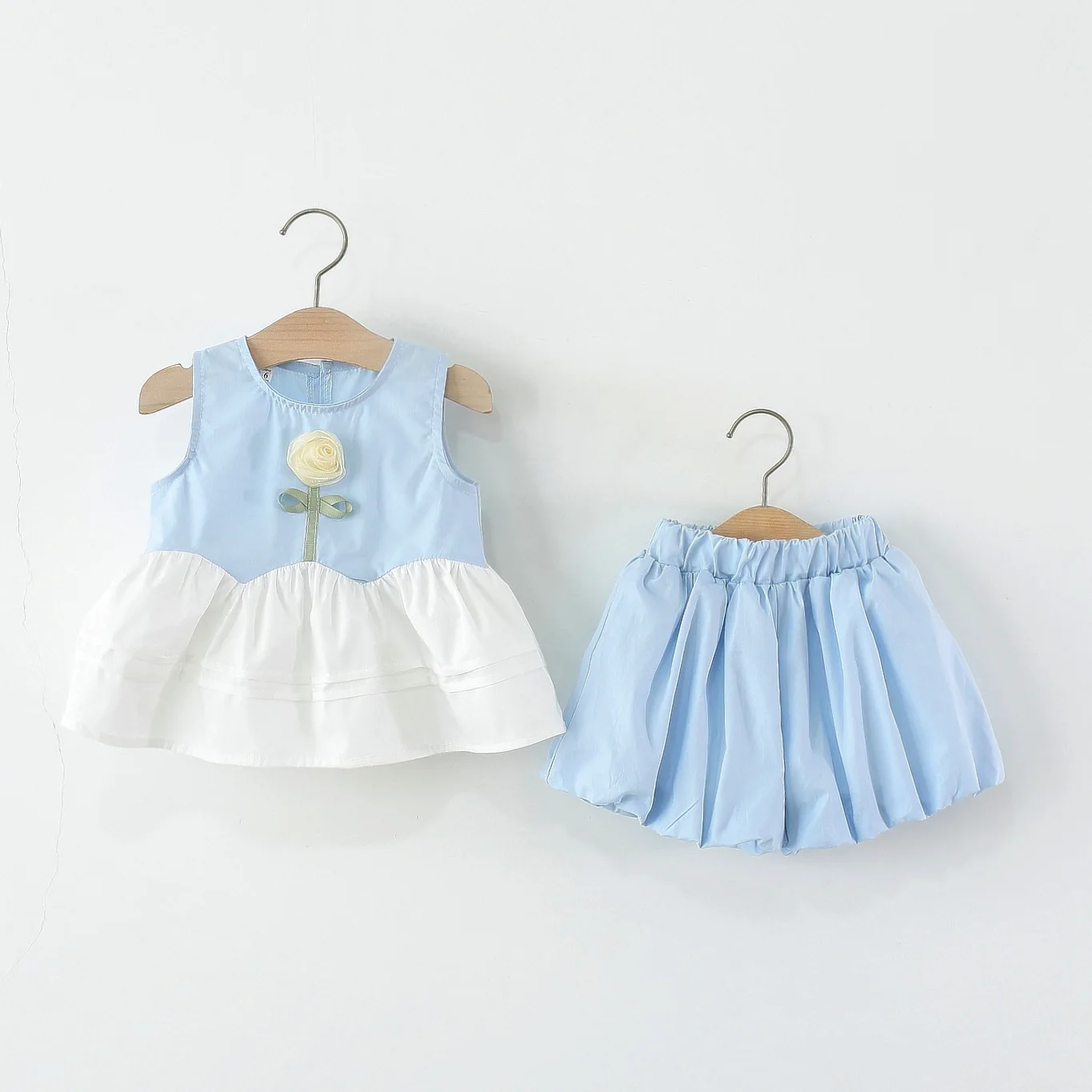 Children's Summer Sleeveless Two-piece Set, Korean Version, New Little Girl Flower Top+shorts
Children's Summer Sleeveless Two-piece Set, Korean Version, New Little Girl Flower Top+shorts