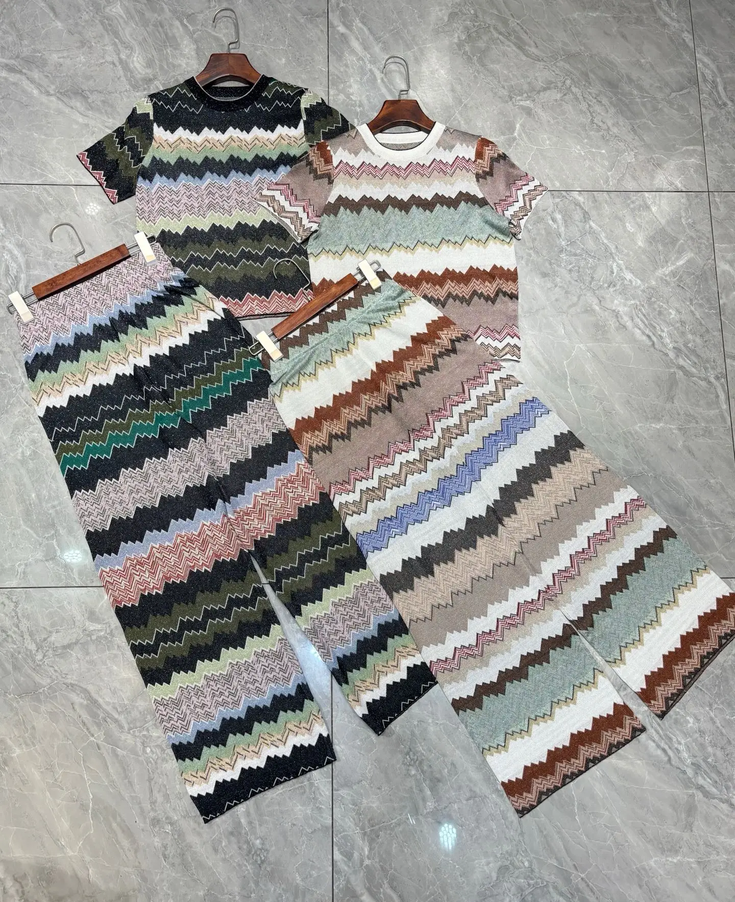 2026 Women's Wave Striped Knitted Set O-Neck Short Sleeve Tee Tops + Elastic Waist Straight Long Pants Casual Female Knit Suit
2026 Women's Wave Striped Knitted Set O-Neck Short Sleeve Tee Tops + Elastic Waist Straight Long Pants Casual Female Knit Suit