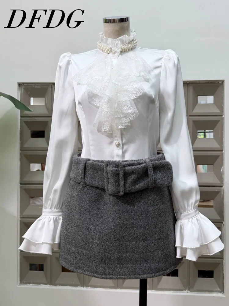 DFDG 2025: весна-лето. Женская минималистичная повседневная кружевная блузка с баской и высоким воротом. Твидовая юбка. Комплект из тяжелого твидового материала. Серый комплект из двух предметов.
DFDG 2025: весна-лето. Женская минималистичная повседневная кружевная блузка с баской и высоким воротом. Твидовая юбка. Комплект из тяжелого твидового материала. Серый комплект из двух предметов.