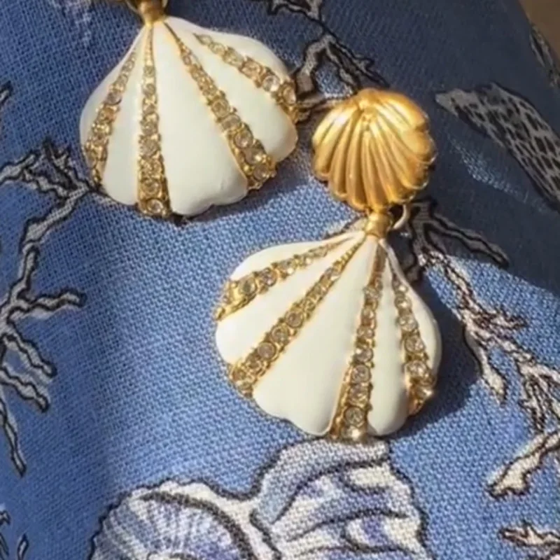 Retro Niche Design Light Luxury Enamel Dripping Shell Charms Necklace High-end Versatile Fashionable Clavicle Chain Bracelet
Retro Niche Design Light Luxury Enamel Dripping Shell Charms Necklace High-end Versatile Fashionable Clavicle Chain Bracelet