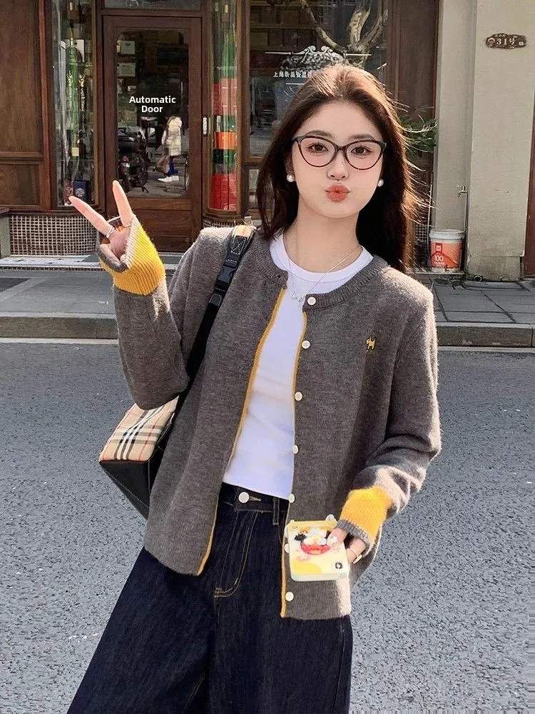 Grey Embroidered Knitted Cardigan Women's Early Spring New Soft Sweater Outerwear round Neck Base Layer Top Commute Style
Grey Embroidered Knitted Cardigan Women's Early Spring New Soft Sweater Outerwear round Neck Base Layer Top Commute Style