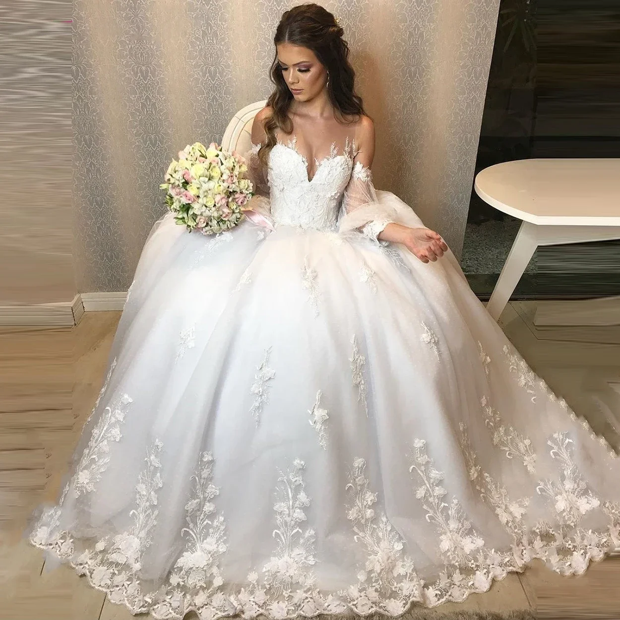 Dubai Ball Gown Wedding Dress Sexy Sheer Neck Long Bridal Dresses Lace Appliques Tulle Wedding Party Gowns robe de mariée
Dubai Ball Gown Wedding Dress Sexy Sheer Neck Long Bridal Dresses Lace Appliques Tulle Wedding Party Gowns robe de mariée