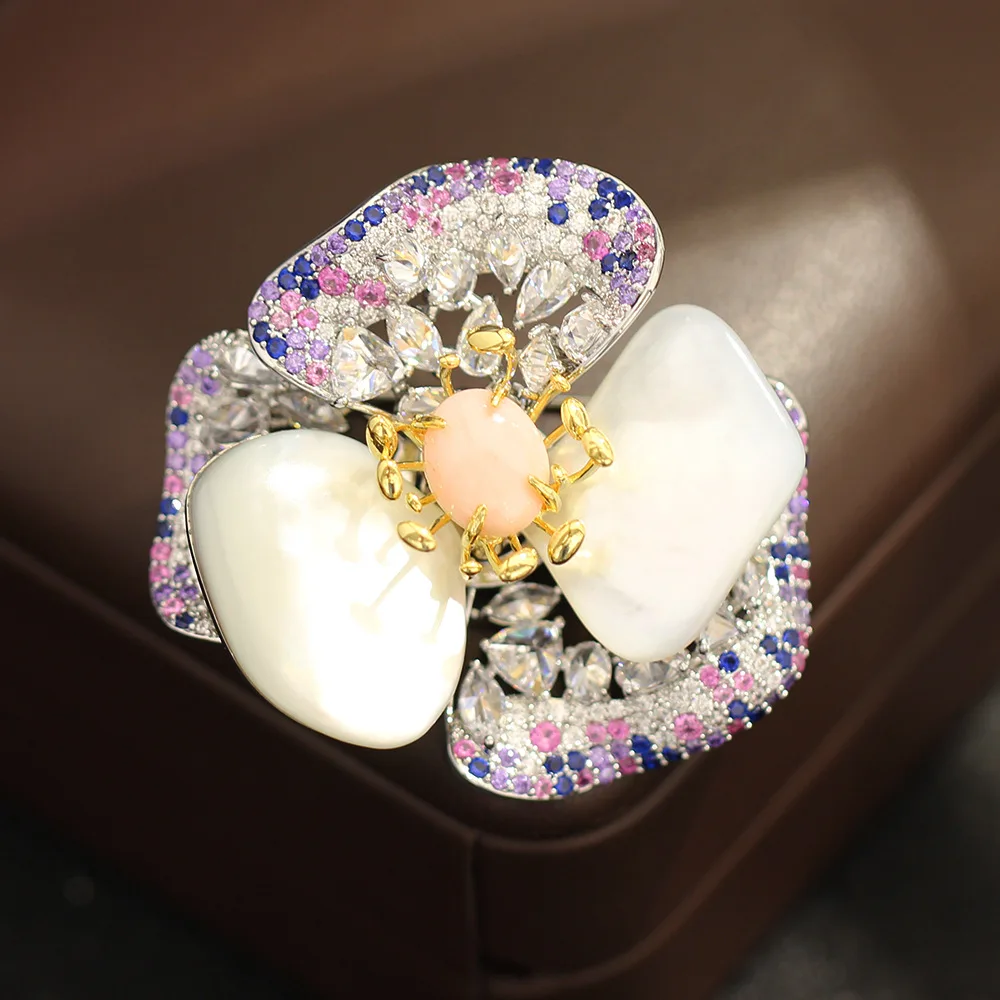 Элегантная и нишевая брошь в виде лепестка синего циркона, высококачественная атмосферная натуральная перламутровая брошь с цветком пиона, аксессуары, булавка для женщин, подарок
Элегантная и нишевая брошь в виде лепестка синего циркона, высококачественная атмосферная натуральная перламутровая брошь с цветком пиона, аксессуары, булавка для женщин, подарок