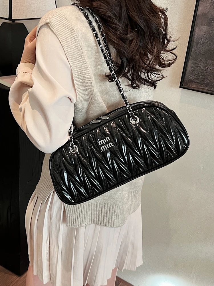 Luxury fashion rhombic underarm baguette bag female 2025 spring and autumn all-match commuter bag high-end chain messenger bag
Luxury fashion rhombic underarm baguette bag female 2025 spring and autumn all-match commuter bag high-end chain messenger bag