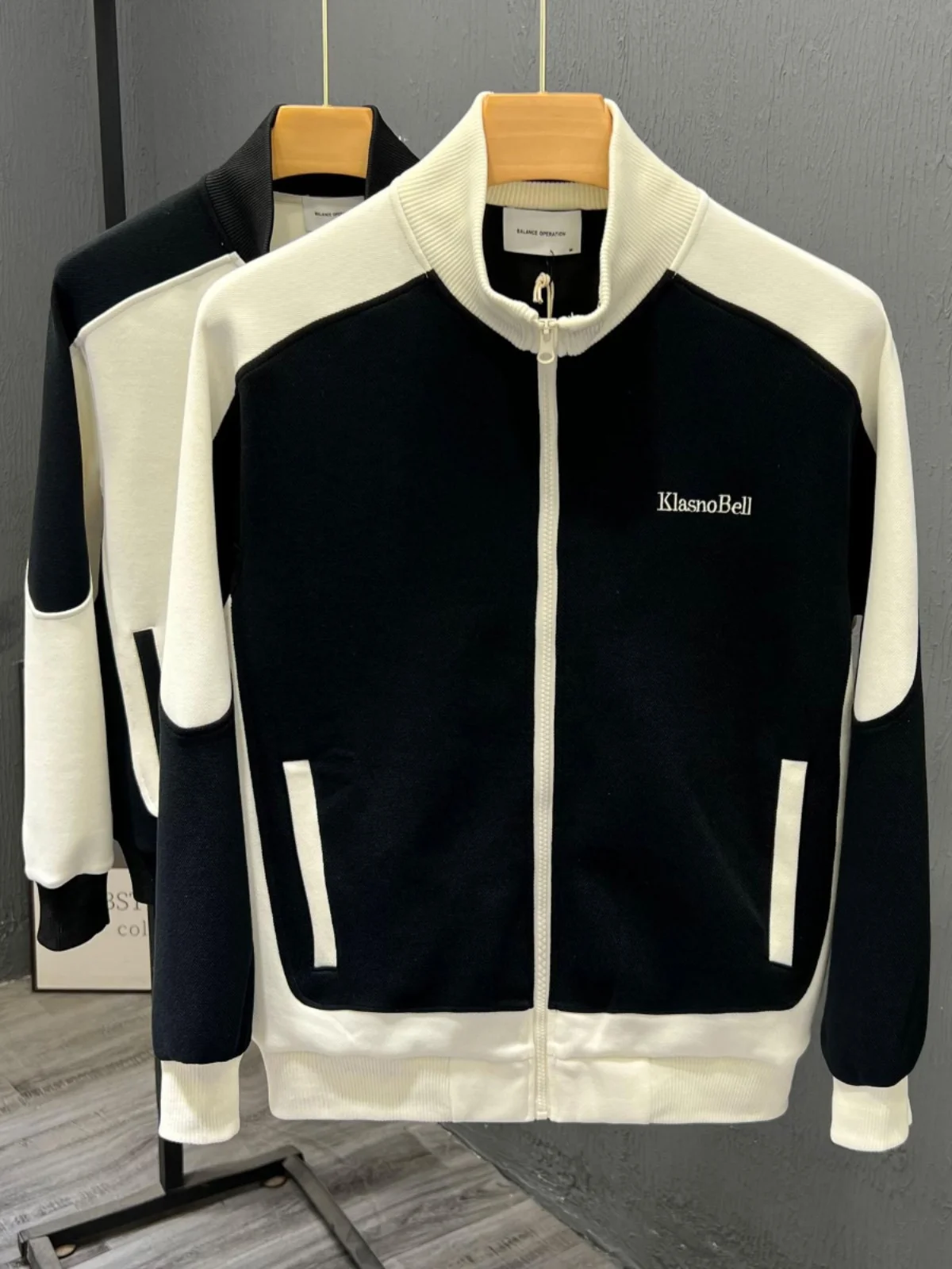 Мужская приталенная куртка Faionable Urban для весны и осени, повседневная, с воротником-стойкой, высококачественная, в стиле пэчворк, на молнии, удлиненная...
Мужская приталенная куртка Faionable Urban для весны и осени, повседневная, с воротником-стойкой, высококачественная, в стиле пэчворк, на молнии, удлиненная...