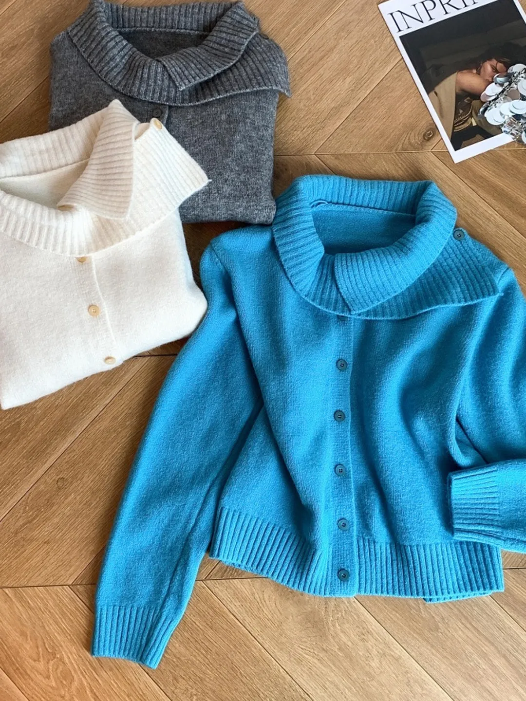 Женский вязаный кардиган Cleanfit: минималистичный, свободный крой, осенне-зимний, уютный, с воротником-хомутом, на одной пуговице, элегантный повседневный свитер
Женский вязаный кардиган Cleanfit: минималистичный, свободный крой, осенне-зимний, уютный, с воротником-хомутом, на одной пуговице, элегантный повседневный свитер