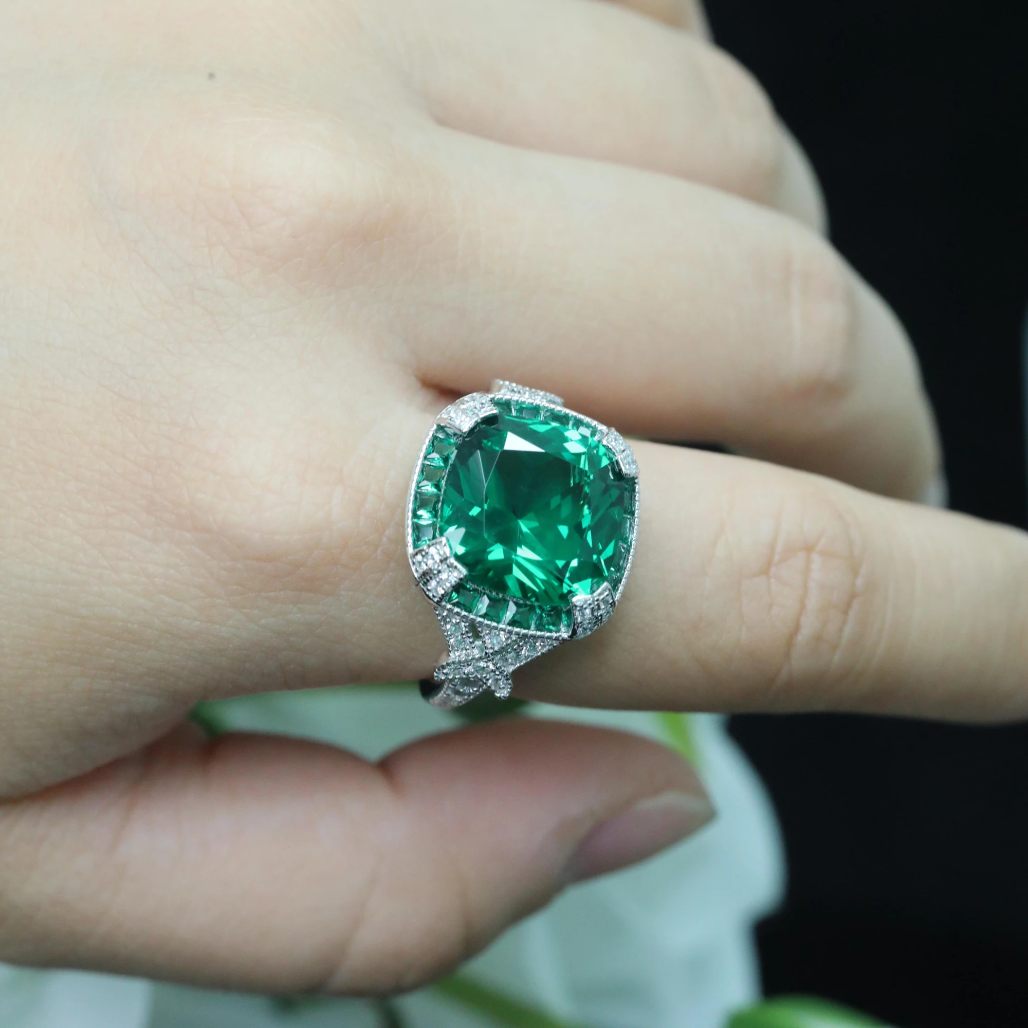 925 Sterling Silver 11.48ct Cushion Cut Simulated Emerald Vintage Statement Ring for Women Engagement Party Art Deco Design
925 Sterling Silver 11.48ct Cushion Cut Simulated Emerald Vintage Statement Ring for Women Engagement Party Art Deco Design