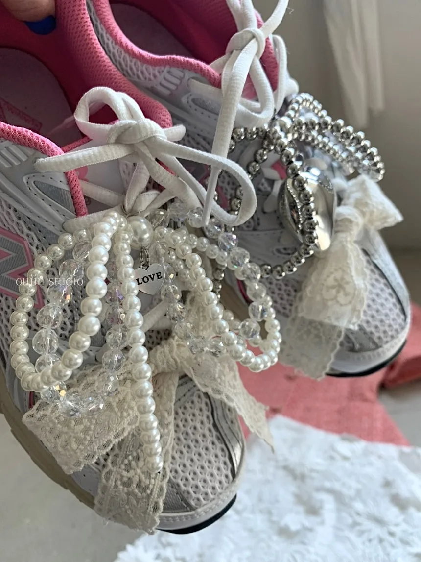 Korean Instagram blogger with the same stylish temperament female bow pearl love lace LACES accessories sneaker buckle
Korean Instagram blogger with the same stylish temperament female bow pearl love lace LACES accessories sneaker buckle
