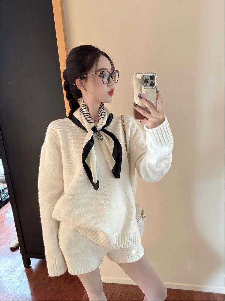 Повседневный свободный вязаный свитер и шорты с высокой талией: женский комплект из двух предметов, удобный весенний модный ансамбль
Повседневный свободный вязаный свитер и шорты с высокой талией: женский комплект из двух предметов, удобный весенний модный ансамбль