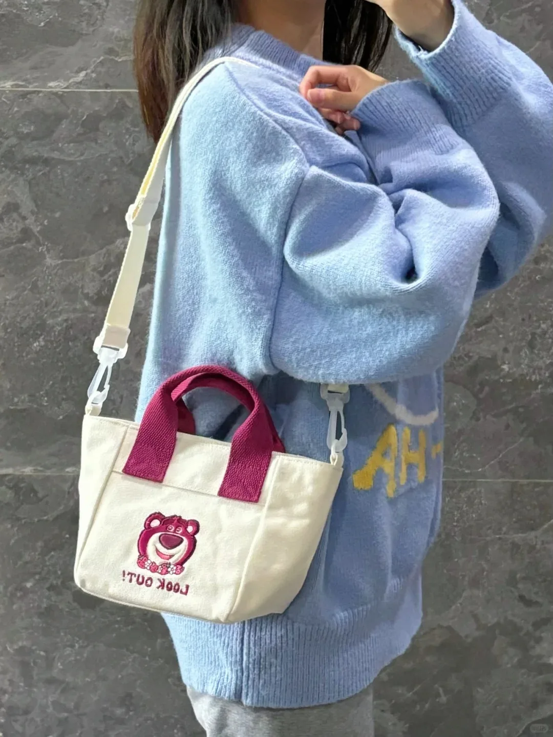 Лидер продаж, сумка Miniso с изображением Диснея клубничного медведя, тканевая сумка, милая мультяшная маленькая квадратная сумка, модная сумка через плечо, повседневная сумка
Лидер продаж, сумка Miniso с изображением Диснея клубничного медведя, тканевая сумка, милая мультяшная маленькая квадратная сумка, модная сумка через плечо, повседневная сумка
