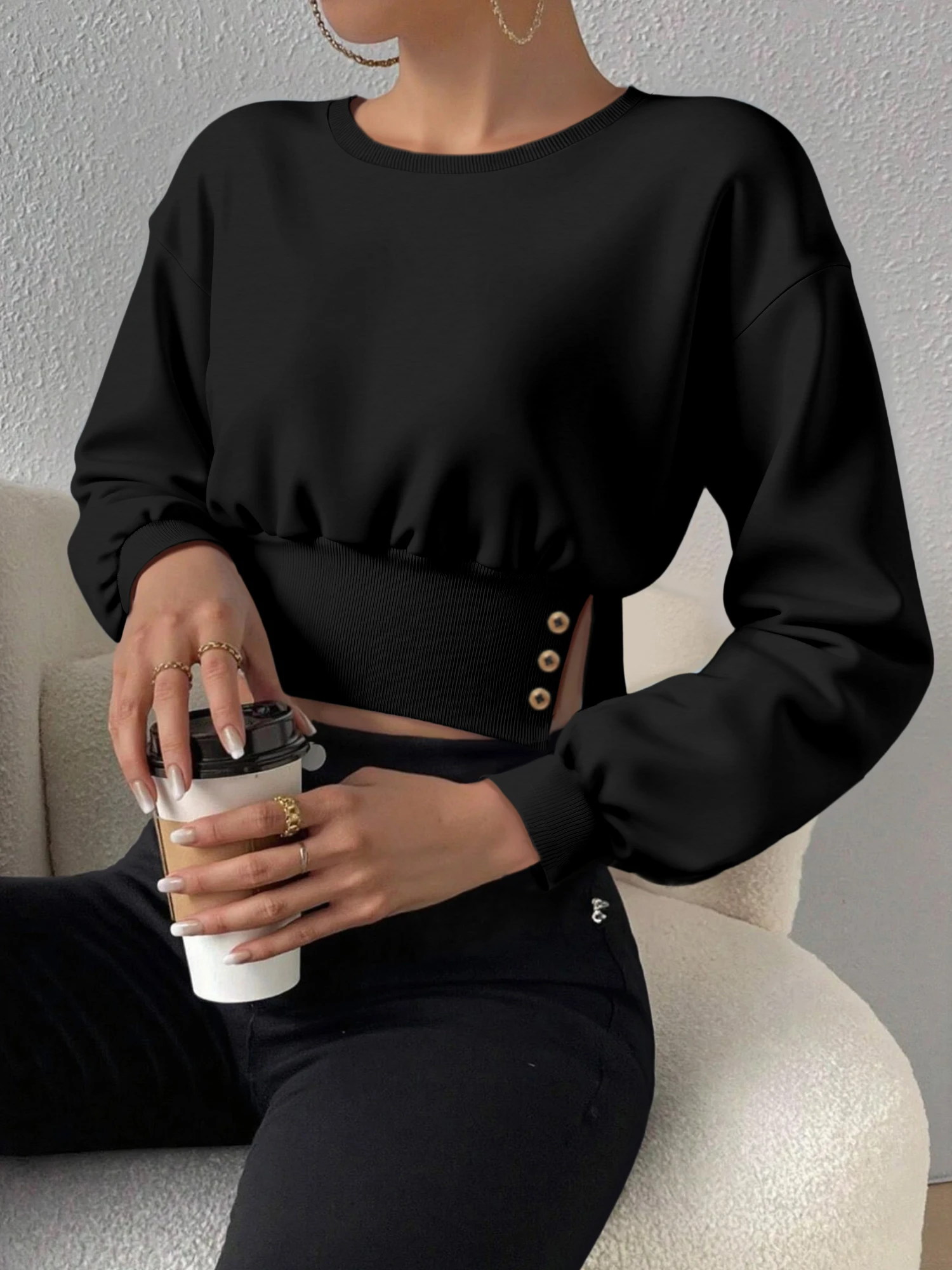 Женский модный укороченный свитшот с длинным рукавом, круглым вырезом, ребристым низом и декоративными пуговицами, повседневный и праздничный вариант
Женский модный укороченный свитшот с длинным рукавом, круглым вырезом, ребристым низом и декоративными пуговицами, повседневный и праздничный вариант