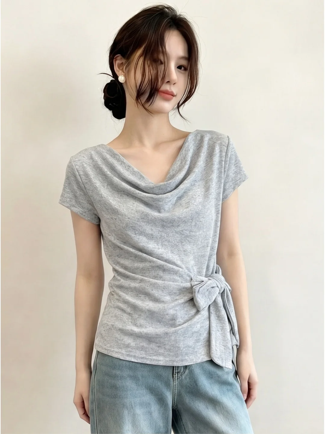 Elegant Grey Short Sleeve T-Shirt Women's Korean Style Waist Cinched Halter Neck Top Casual Style Universal Fit Slimming Body...
Elegant Grey Short Sleeve T-Shirt Women's Korean Style Waist Cinched Halter Neck Top Casual Style Universal Fit Slimming Body...