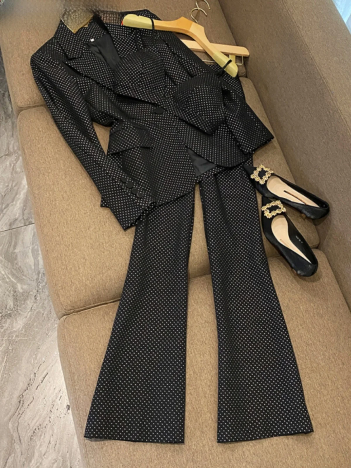 Shiny Rhinestone Embellished Women's Three-Piece Suit with Micro Flare Pants And One-Button Blouse for Business Commute
Shiny Rhinestone Embellished Women's Three-Piece Suit with Micro Flare Pants And One-Button Blouse for Business Commute