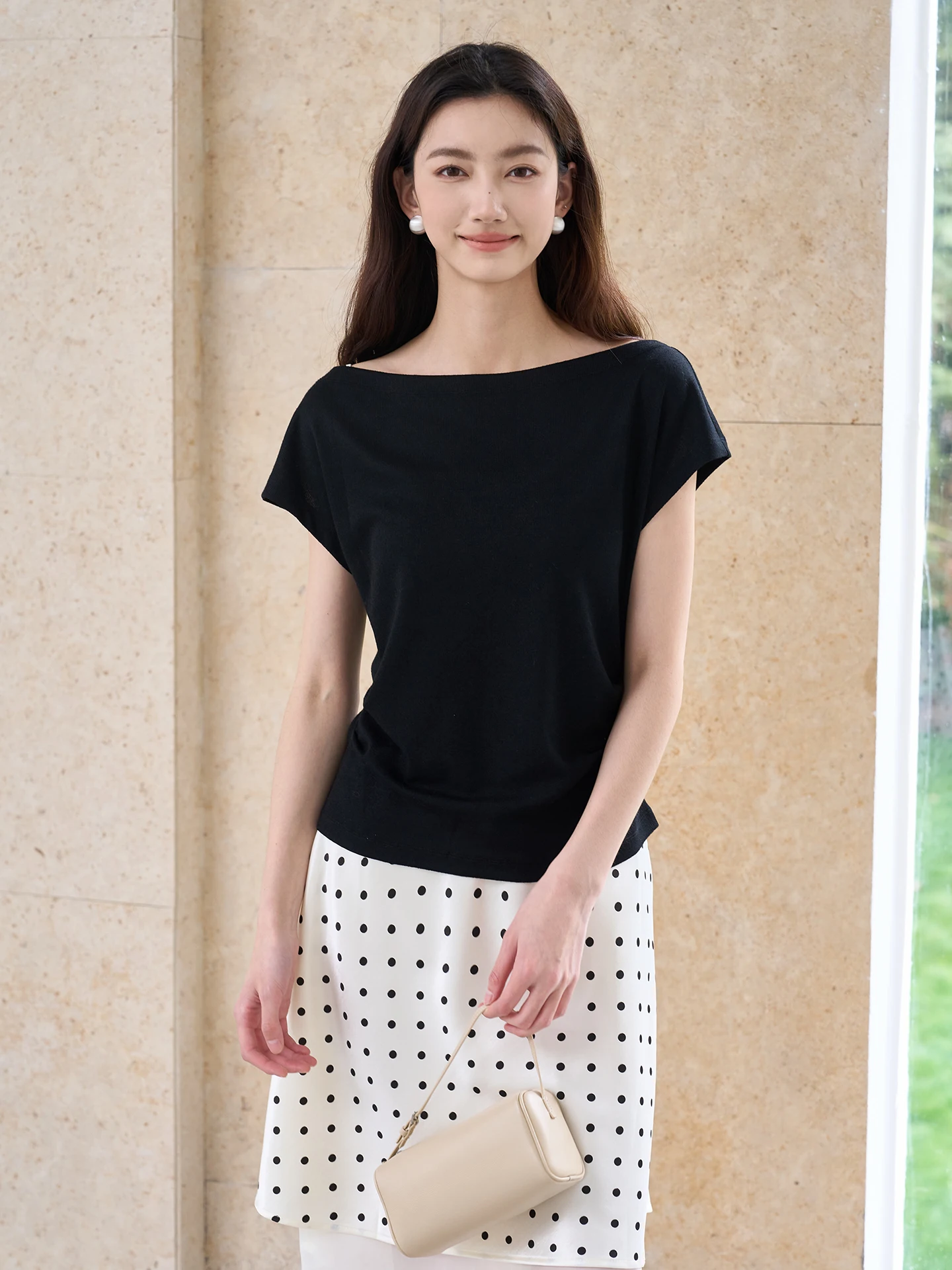Black Short Sleeve Knitted Sweater Women's Simple Style Atmosphere Feeling Summer Spring One-Shoulder Polyester Fiber Blouse
Black Short Sleeve Knitted Sweater Women's Simple Style Atmosphere Feeling Summer Spring One-Shoulder Polyester Fiber Blouse