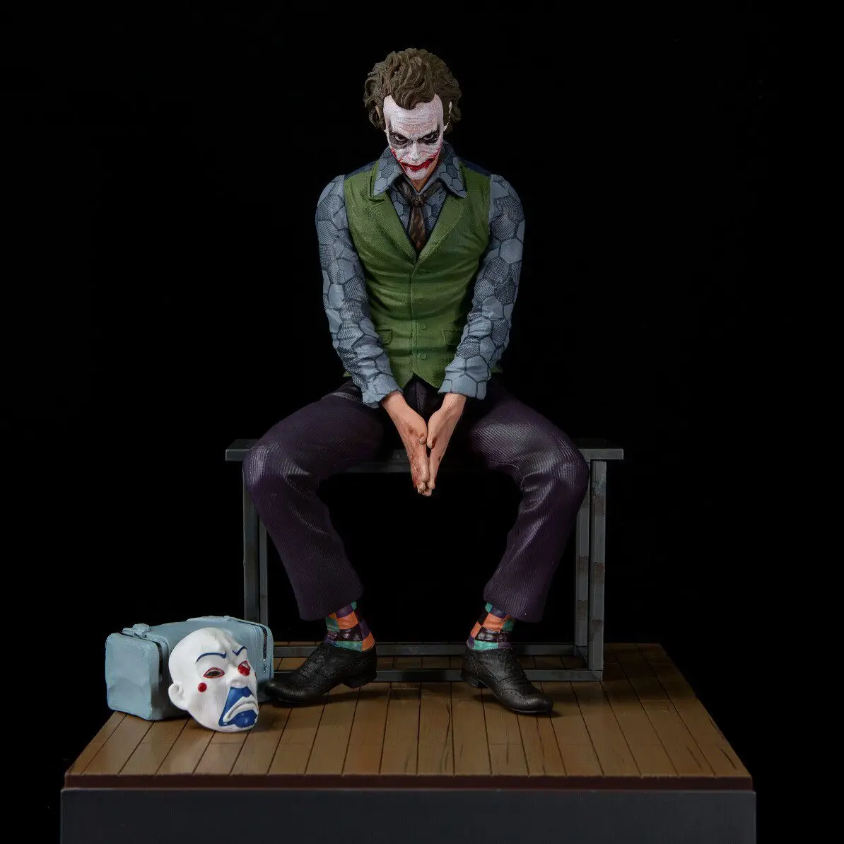 The Joker Figure Heath Ledger Sitting 27cm PVC Statue with Chair, Dark Knight Collectible Desktop Home Decor Gift for Comic Fans
The Joker Figure Heath Ledger Sitting 27cm PVC Statue with Chair, Dark Knight Collectible Desktop Home Decor Gift for Comic Fans