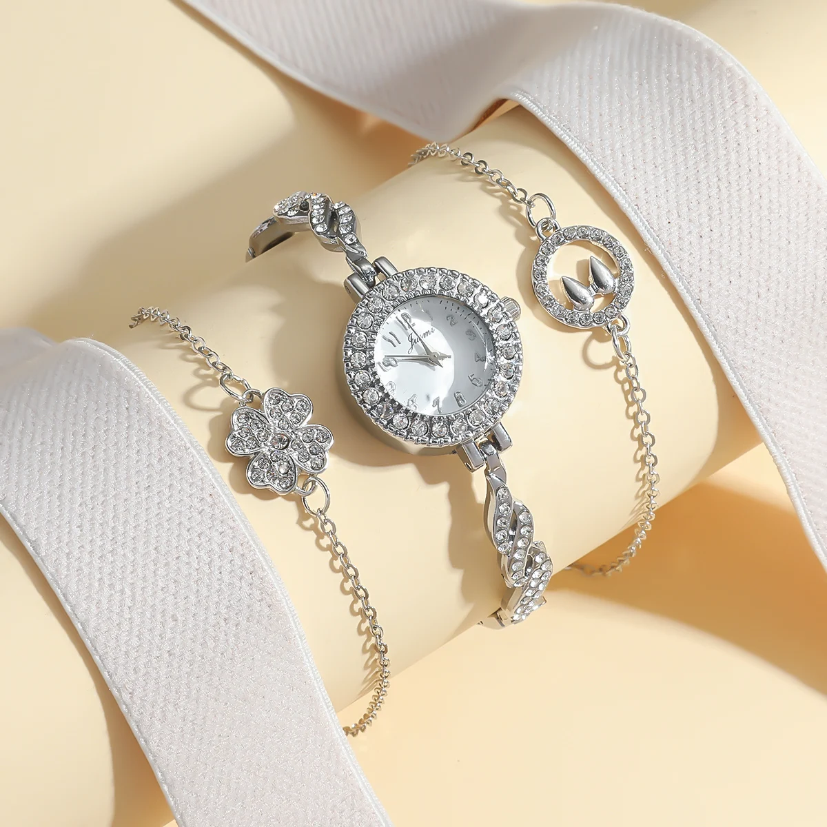 Ladies' new trend round diamond dial steel strap quartz watch fashionable diamond bracelet noble atmosphere holiday gift
Ladies' new trend round diamond dial steel strap quartz watch fashionable diamond bracelet noble atmosphere holiday gift