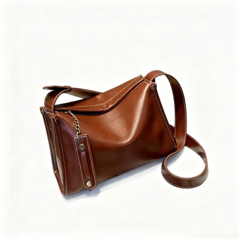 Lady brown vegetable-tanned cowhide large capacity commuter handbag
Lady brown vegetable-tanned cowhide large capacity commuter handbag