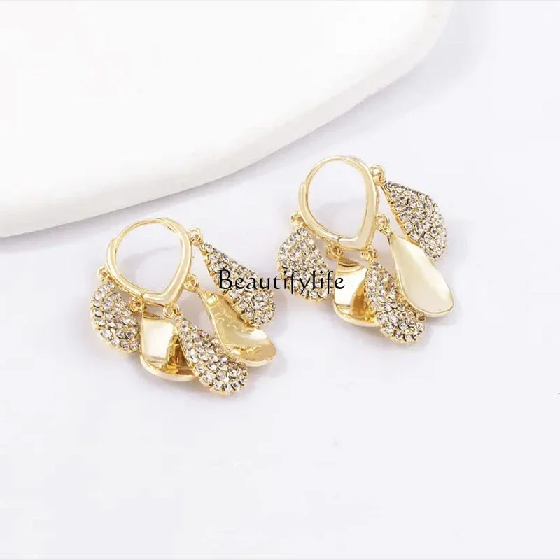 Fashion temperament Versatile diamond drop earrings Light luxury high-end autumn and winter earrings
Fashion temperament Versatile diamond drop earrings Light luxury high-end autumn and winter earrings