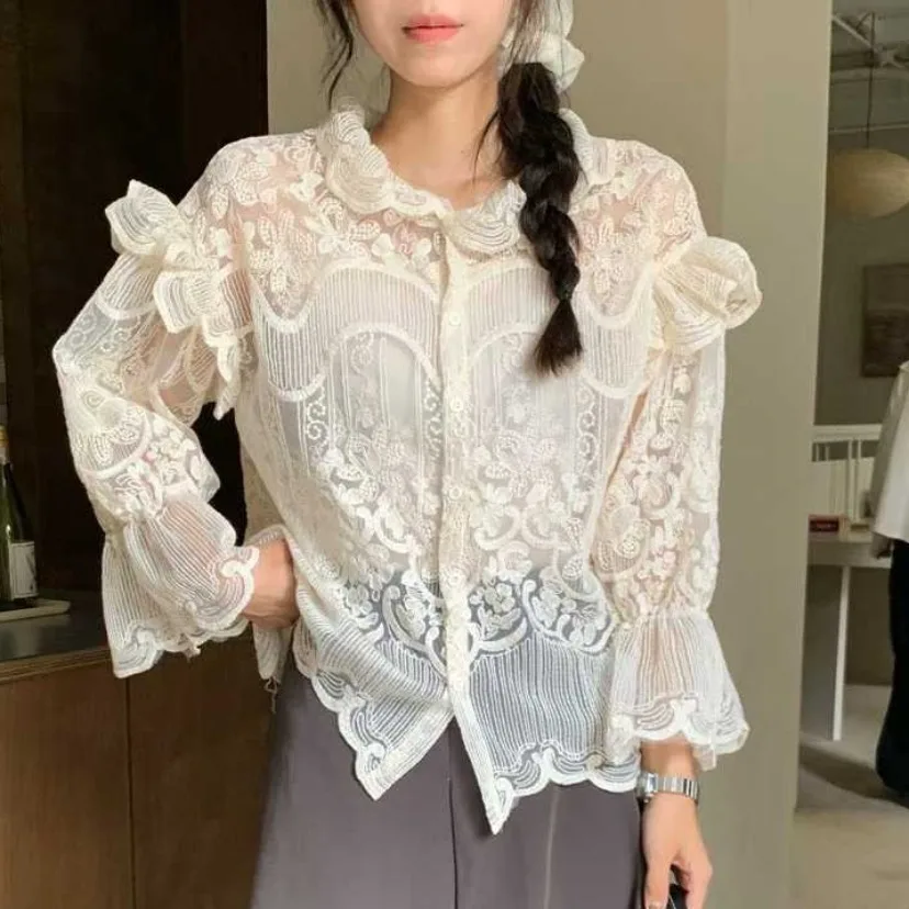 Французская прямая кружевная блузка с микро-прозрачными рукавами-колокол и крючковым кружевом, с эффектом слитного пошива
Французская прямая кружевная блузка с микро-прозрачными рукавами-колокол и крючковым кружевом, с эффектом слитного пошива