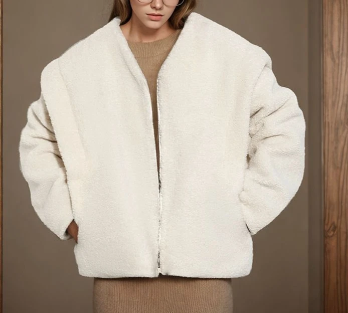 Winter New Pure Color Wool V-neck Zipper Pullover Short Coat with Visible White Effect
Winter New Pure Color Wool V-neck Zipper Pullover Short Coat with Visible White Effect