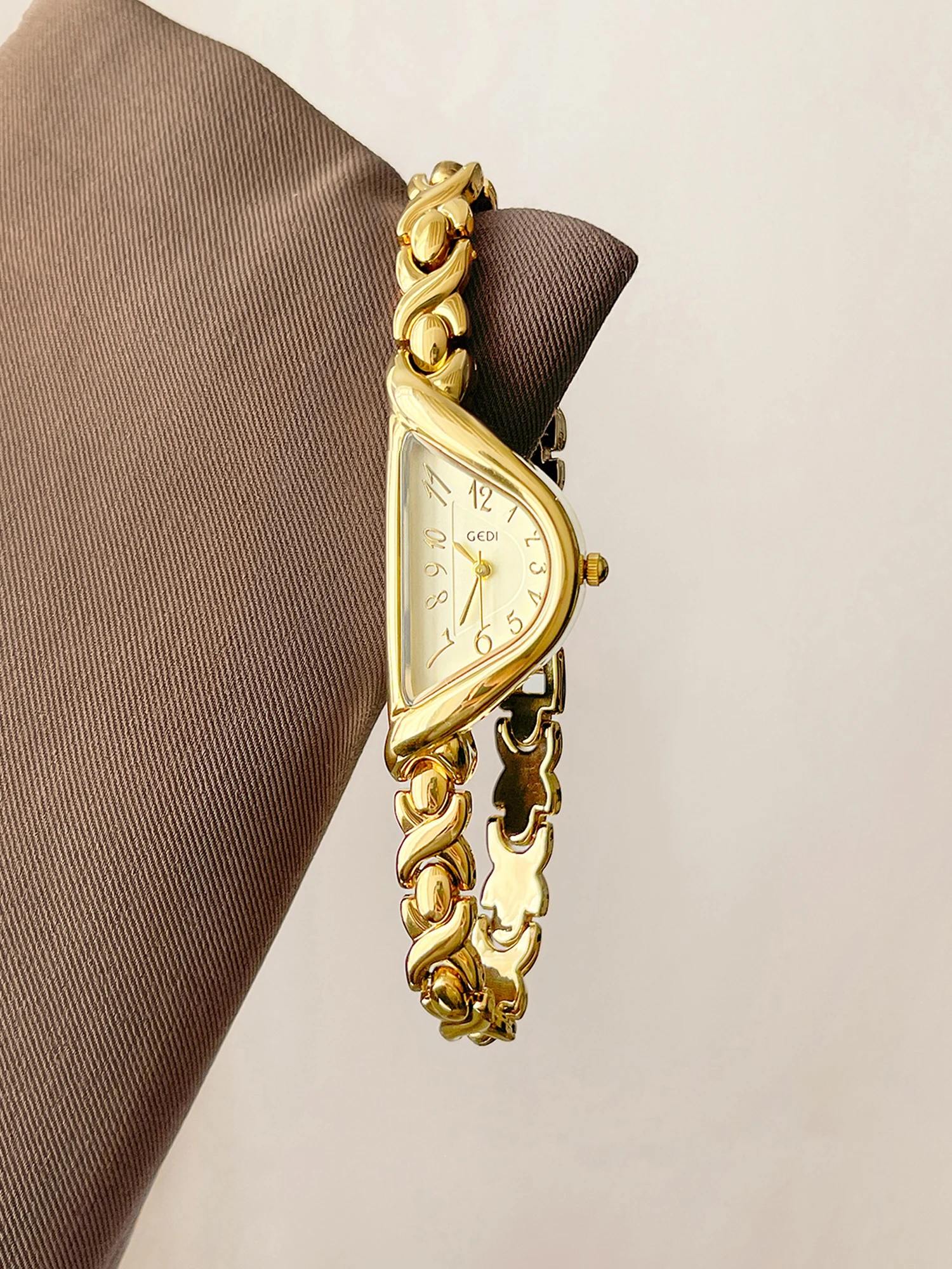 Retro-inspired Gold Woman' Watches With Half-moon Dial and Metal Bracelet Water-resistant Quartz Ladies' Wristwatch Gift
Retro-inspired Gold Woman' Watches With Half-moon Dial and Metal Bracelet Water-resistant Quartz Ladies' Wristwatch Gift