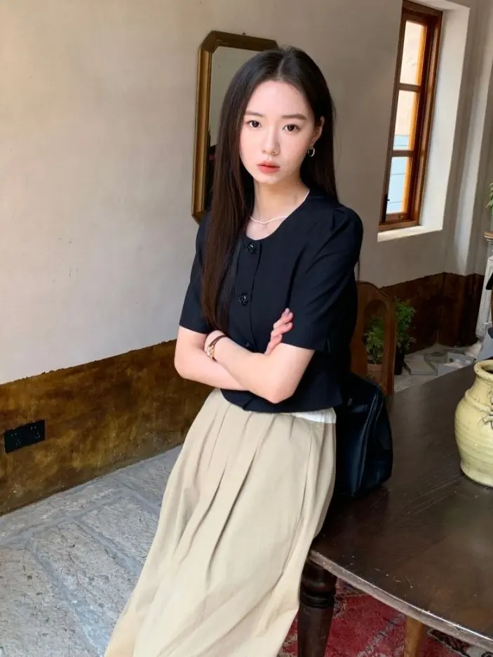 Fashionable Little Black Short Sleeve Jacket 2026 Spring Summer New Retro Style Women's Cotton Commute Wind Coat Button Closure
Fashionable Little Black Short Sleeve Jacket 2026 Spring Summer New Retro Style Women's Cotton Commute Wind Coat Button Closure