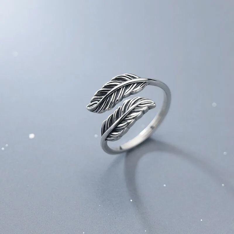 Vintage Antique Silver Feather Ring French Style Distressed Band Elegant Fashion Hand Ornaments for Daily Wear
Vintage Antique Silver Feather Ring French Style Distressed Band Elegant Fashion Hand Ornaments for Daily Wear