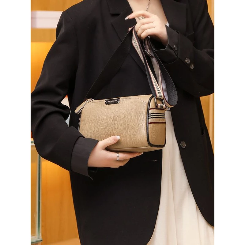 The first layer of cowhide new shoulder messenger women's bag multi-compartment fashionable and versatile three-layer genuine le
The first layer of cowhide new shoulder messenger women's bag multi-compartment fashionable and versatile three-layer genuine le