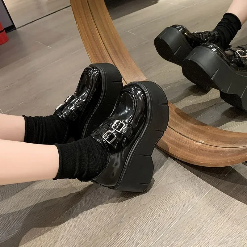 New Lolita Women Shoes Buckle Strap Heel Height 6-8CM Platform Shoes Woman Gothic Ankle Rock Boots Woman Patent Leather Shoes
New Lolita Women Shoes Buckle Strap Heel Height 6-8CM Platform Shoes Woman Gothic Ankle Rock Boots Woman Patent Leather Shoes