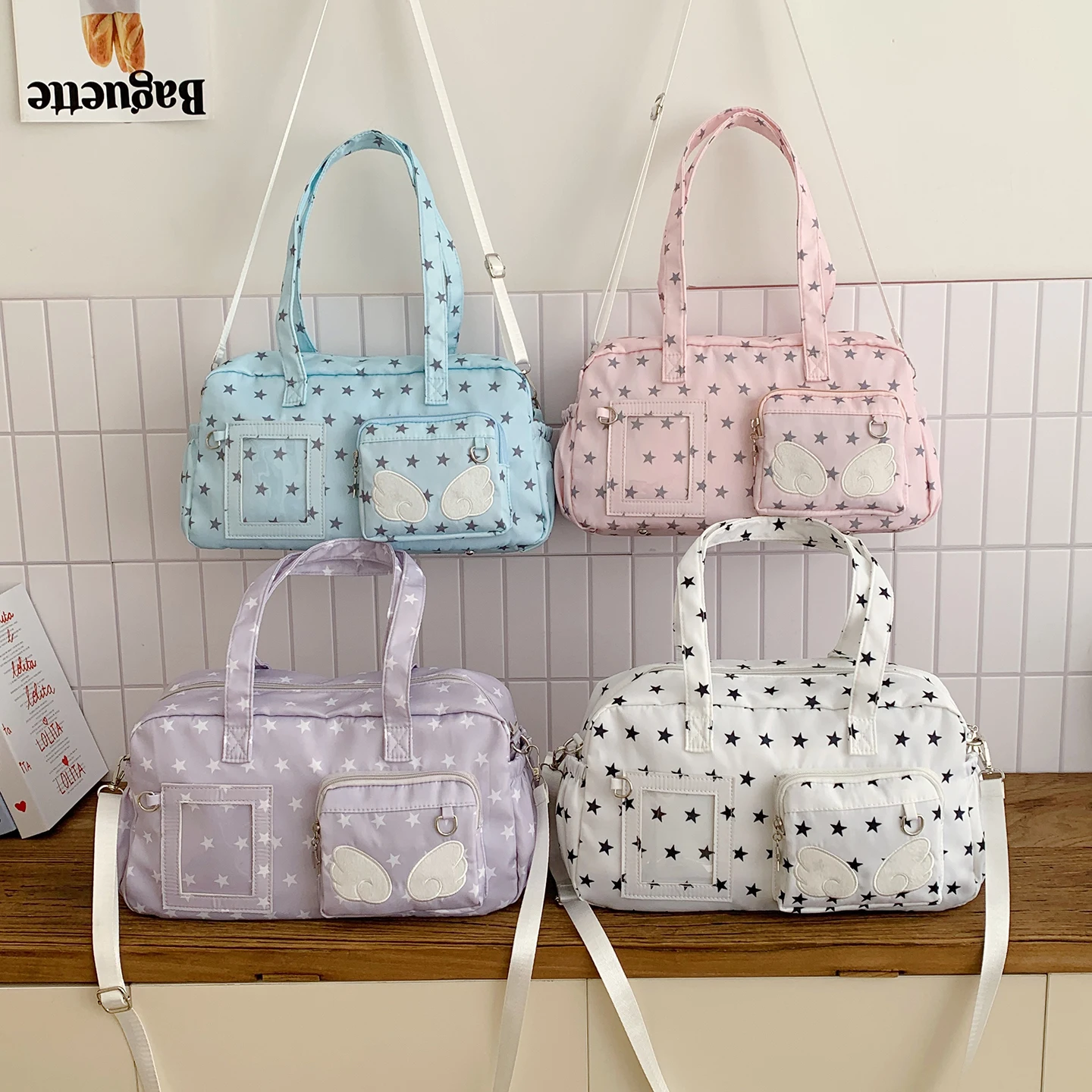 Сумка через плечо Kawaii с розовым звездным принтом для женщин, милая нейлоновая сумка-тоут с декором в виде крыльев ангела, большая вместительная сумка через плечо для школы и путешествий
Сумка через плечо Kawaii с розовым звездным принтом для женщин, милая нейлоновая сумка-тоут с декором в виде крыльев ангела, большая вместительная сумка через плечо для школы и путешествий