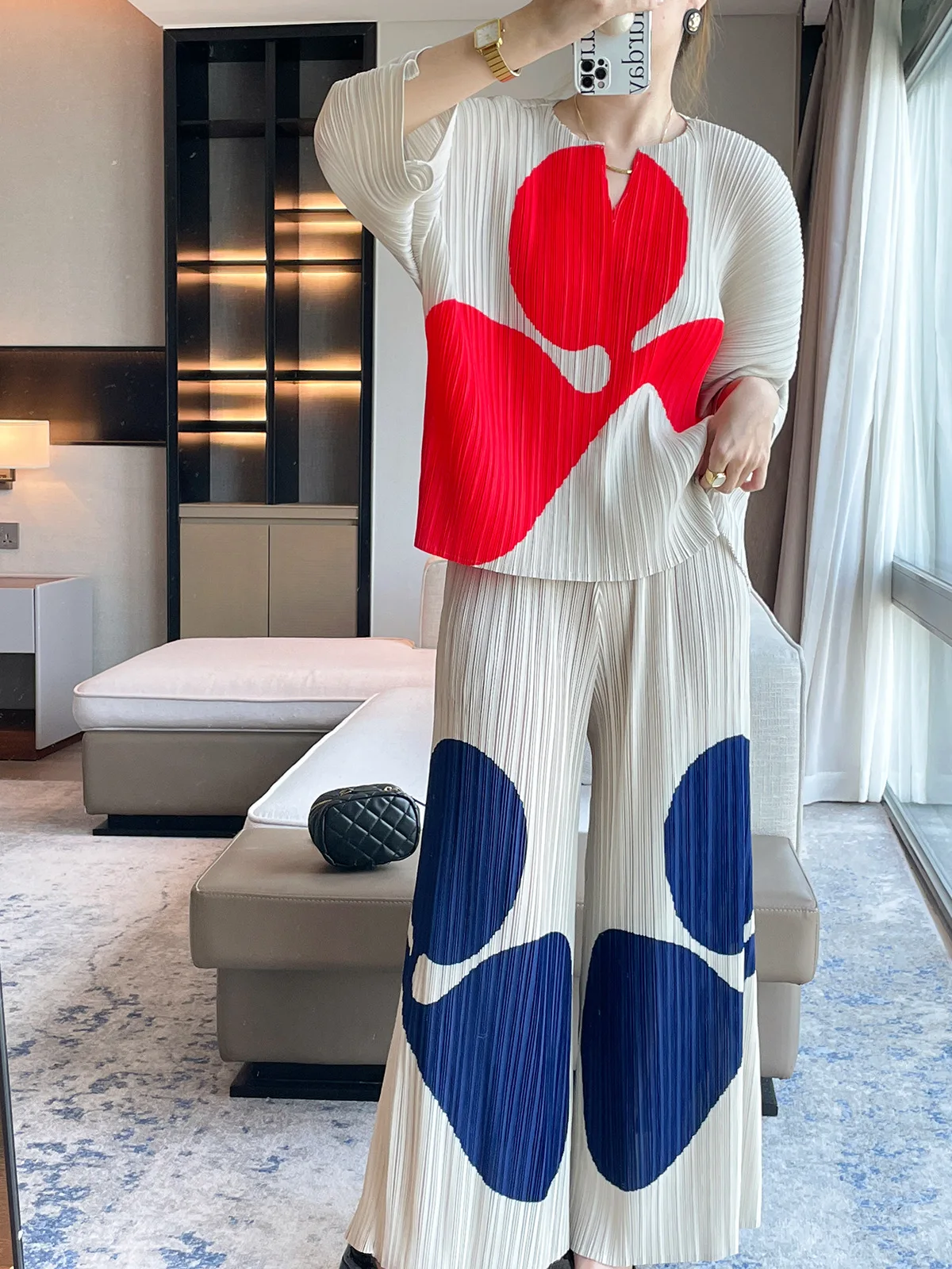 Pleated 2023 Autumn New High-end Sense Printed Fashion T-shirt Top Women's Loose Casual Pants Two-piece Set
Pleated 2023 Autumn New High-end Sense Printed Fashion T-shirt Top Women's Loose Casual Pants Two-piece Set